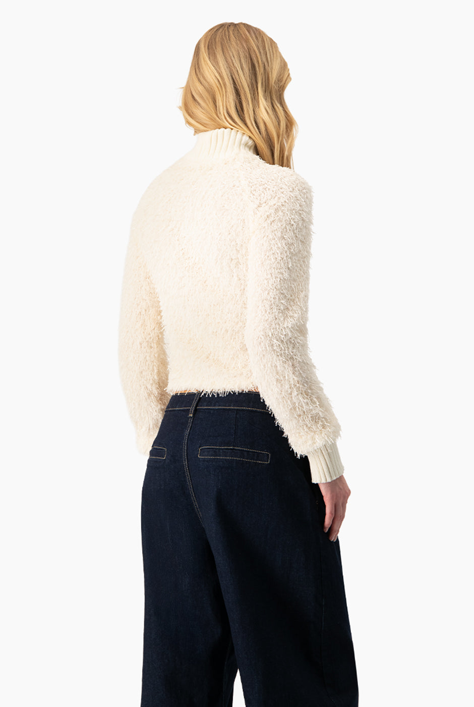 Blusa de flecos marfil, manga larga y cuello alto