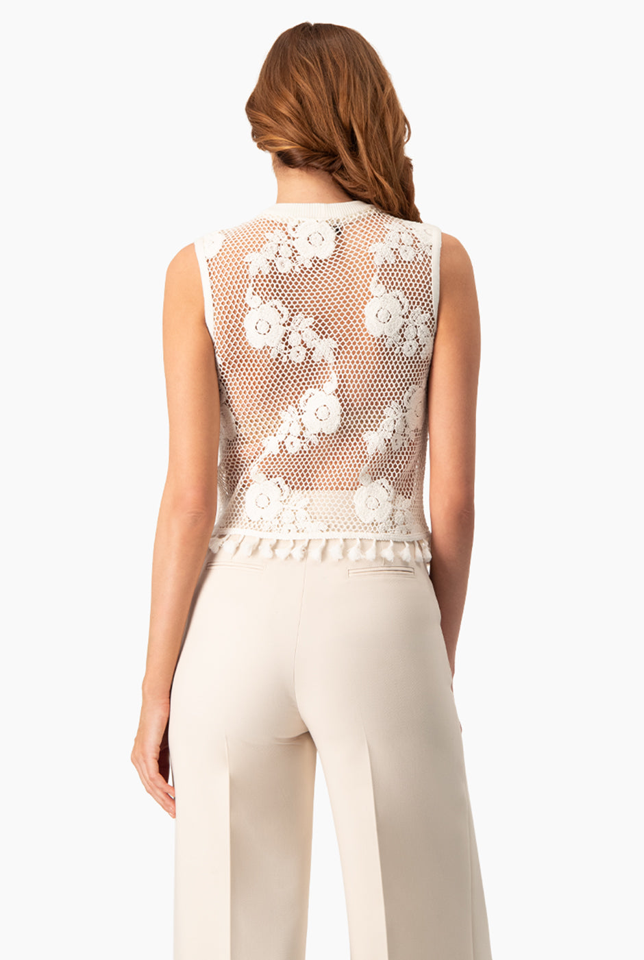 Blusa marfil recta tejida sin mangas con flecos en el bajo