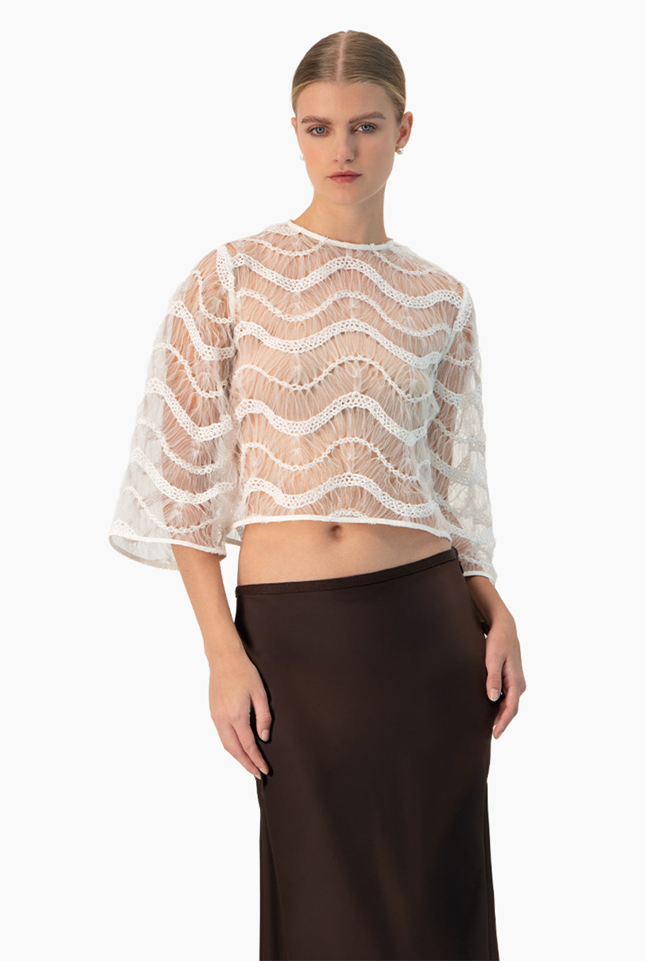 Blusa marfil transparente con mangas acampanadas y patrón de ondas
