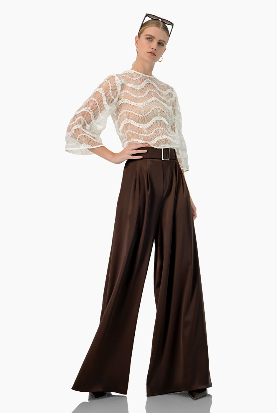 Blusa marfil transparente con mangas acampanadas y patrón de ondas