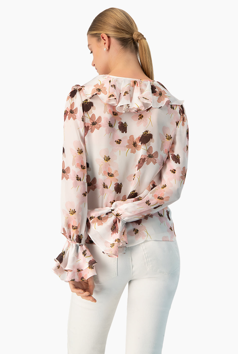 Blusa estampada multicolor con escote en V y olanes