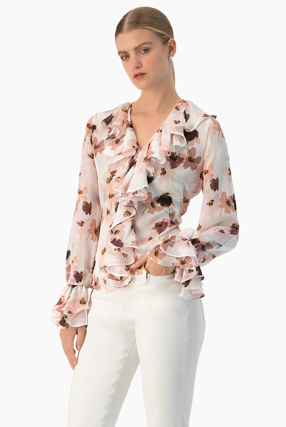 Blusa estampada multicolor con escote en V y olanes