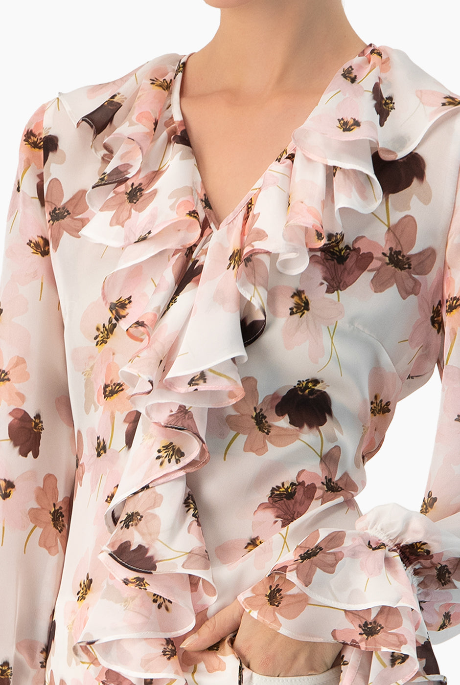 Blusa estampada multicolor con escote en V y olanes