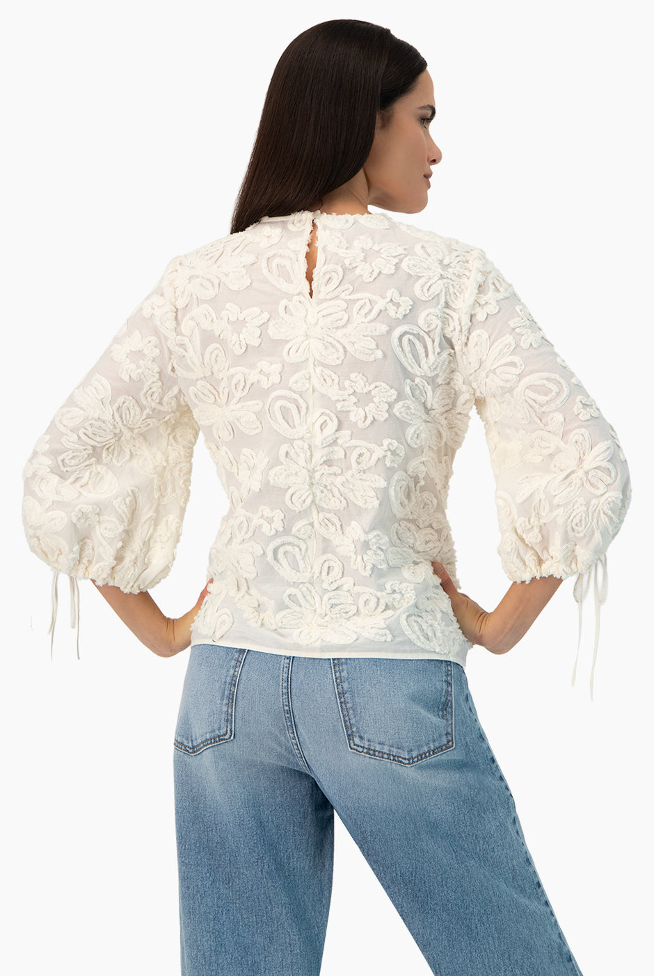 Blusa marfil con amarre y bordados florales en encaje.