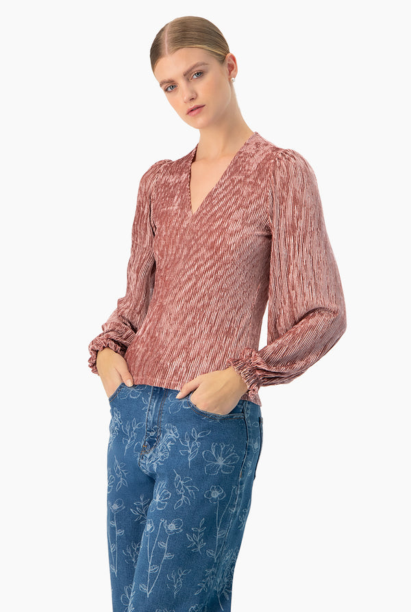 Blusa plisada de escote en V