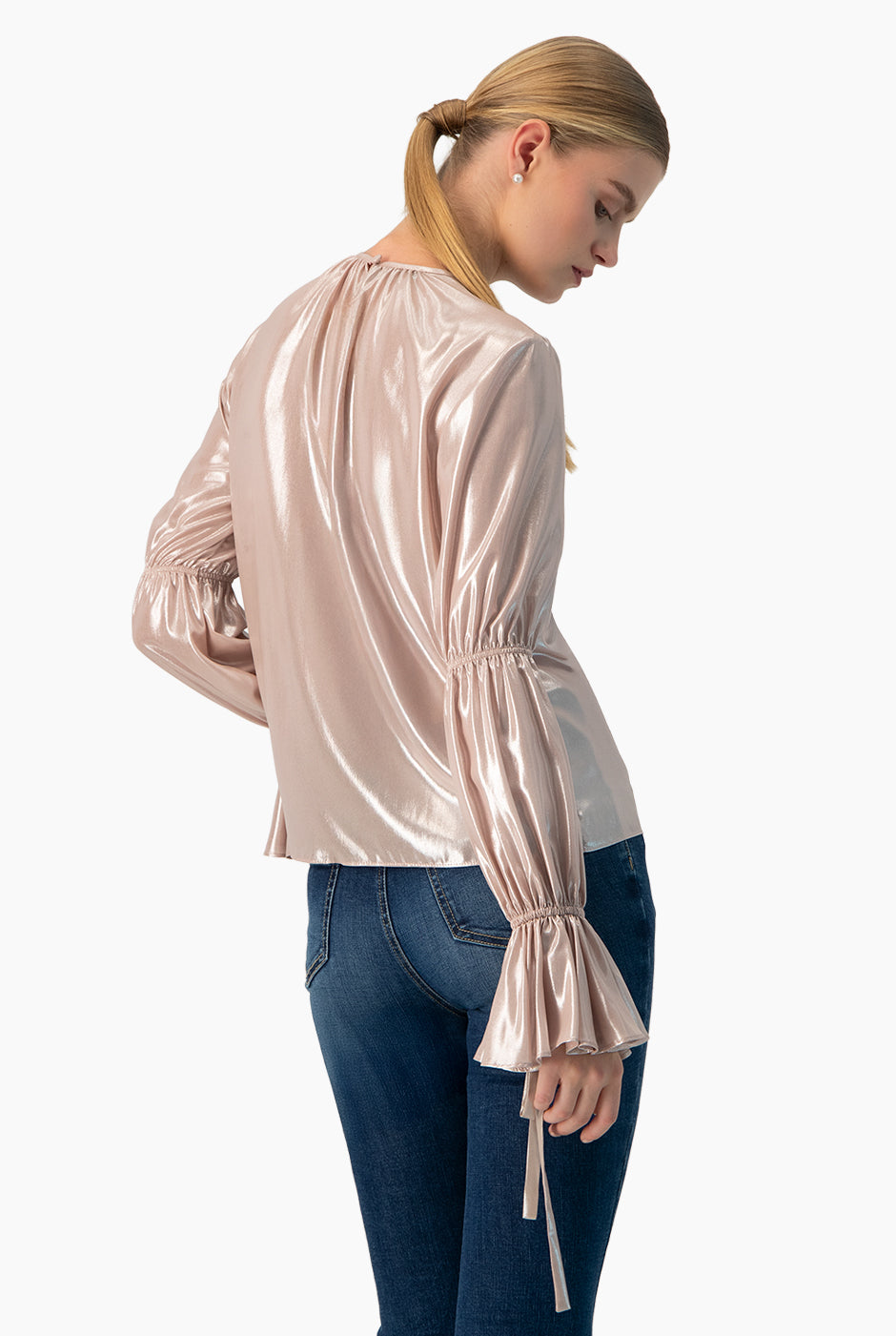 Blusa recta metalizada palo de rosa con lazos y fruncido
