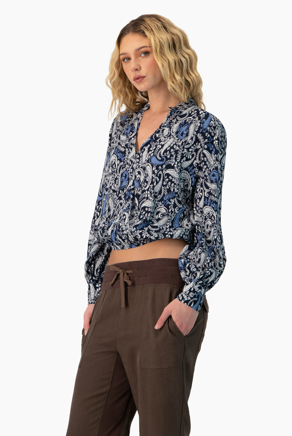 Blusa azul marino con estampado paisley y escote en V