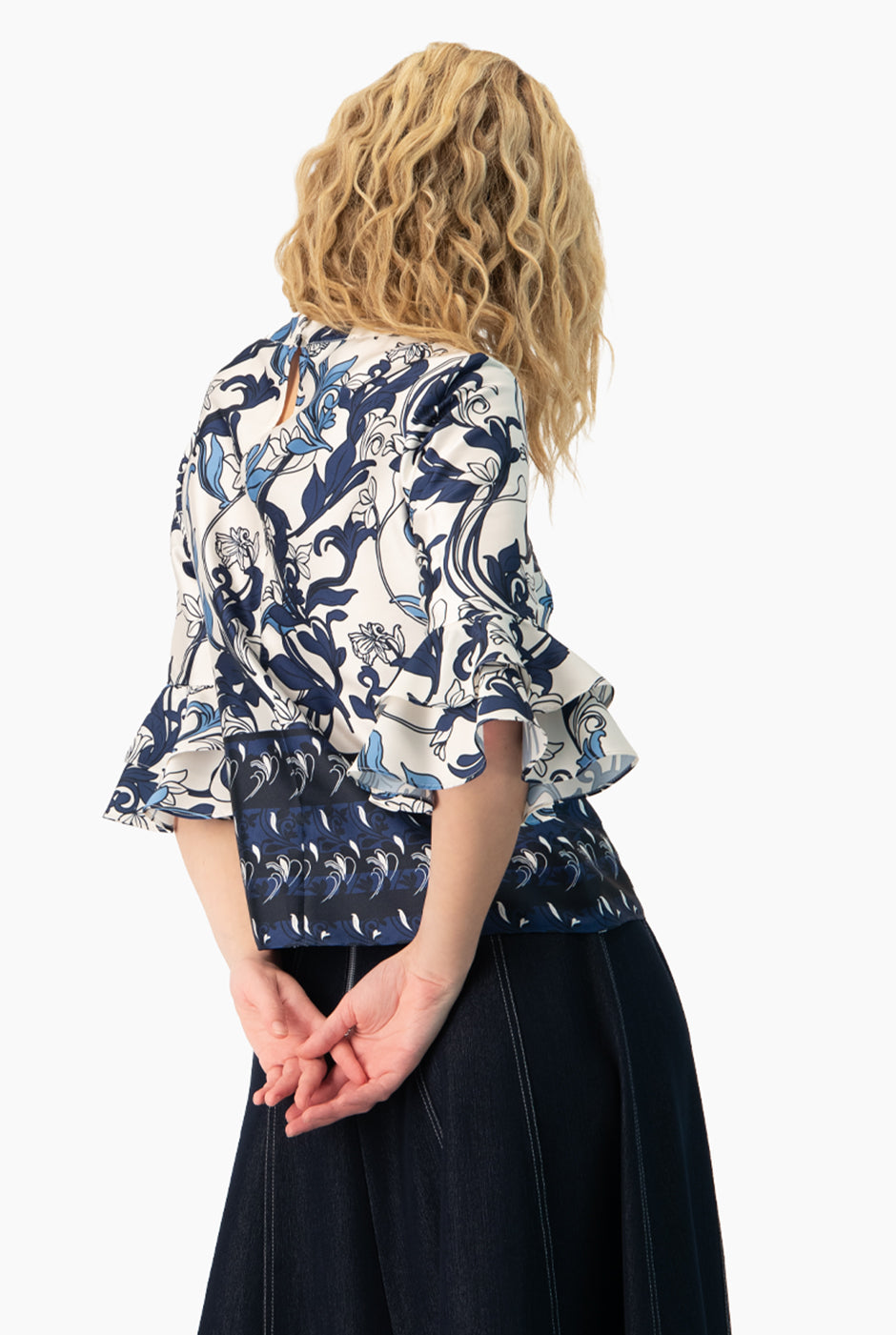 Blusa multicolor con mangas 3/4 y olanes, estampado floral