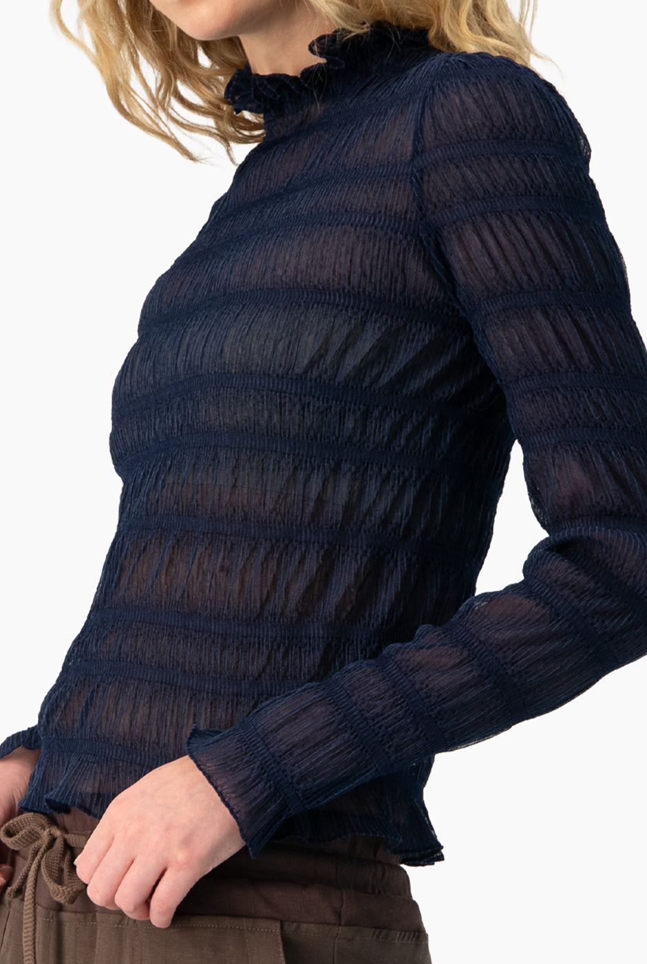 Blusa azul marino con cuello alto y olanes