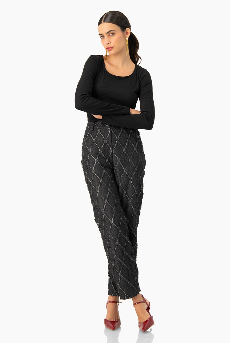 Top corto negro de manga larga y escote redondo, estilo casual.