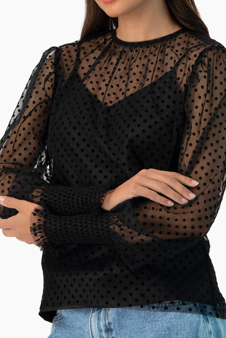 Blusa negra de lunares con mangas largas y smock
