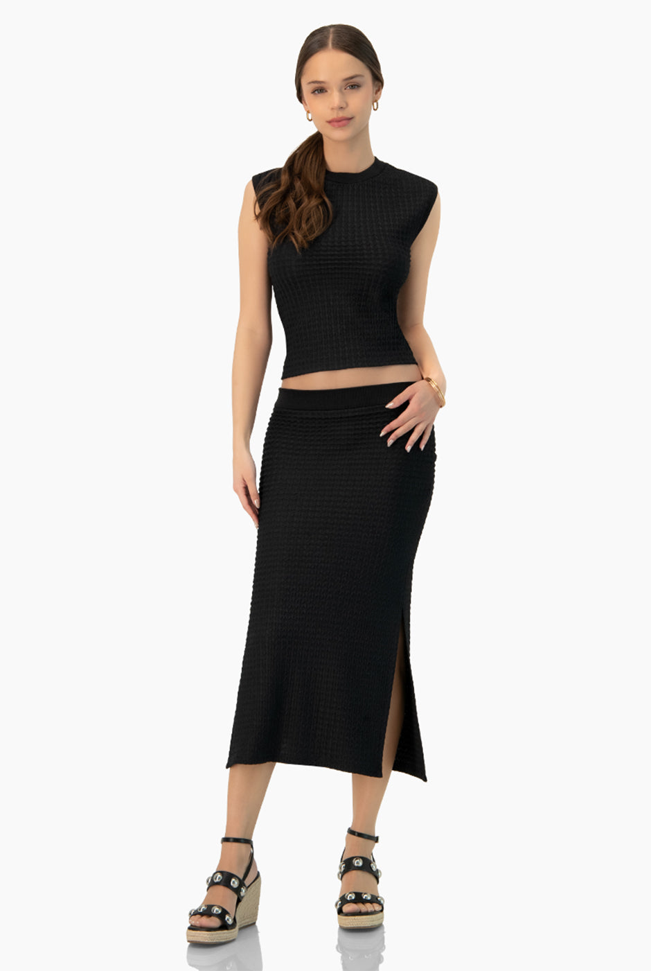 Blusa sin mangas tejida negra con textura y cuello redondo