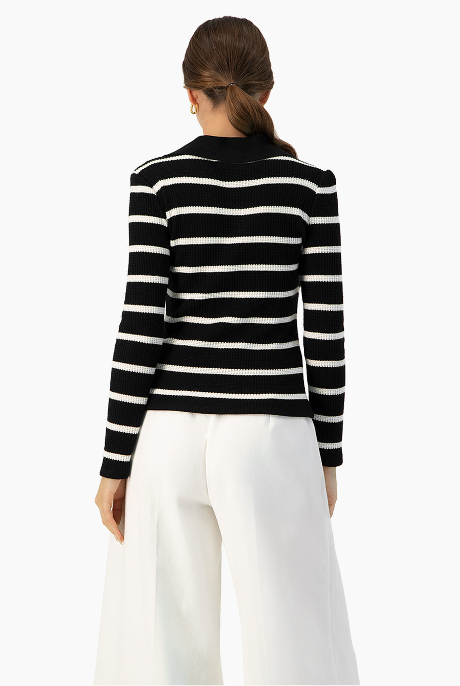 Blusa tejida negra de rayas con cuello camisero y mangas largas