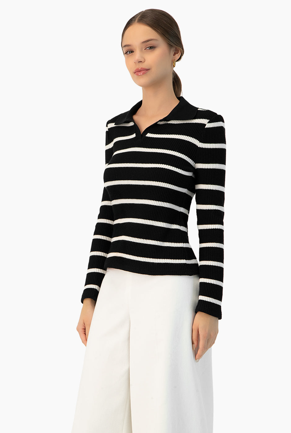 Blusa tejida negra de rayas con cuello camisero y mangas largas