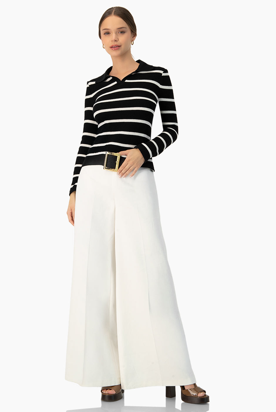 Blusa tejida negra de rayas con cuello camisero y mangas largas