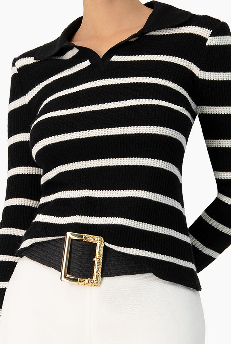 Blusa tejida negra de rayas con cuello camisero y mangas largas