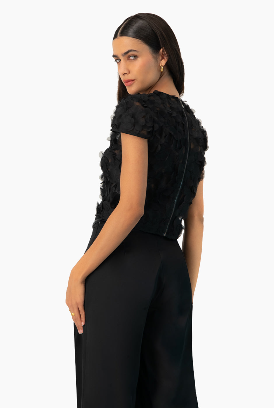 Blusa negra de gasa con apliques florales y cuello redondo