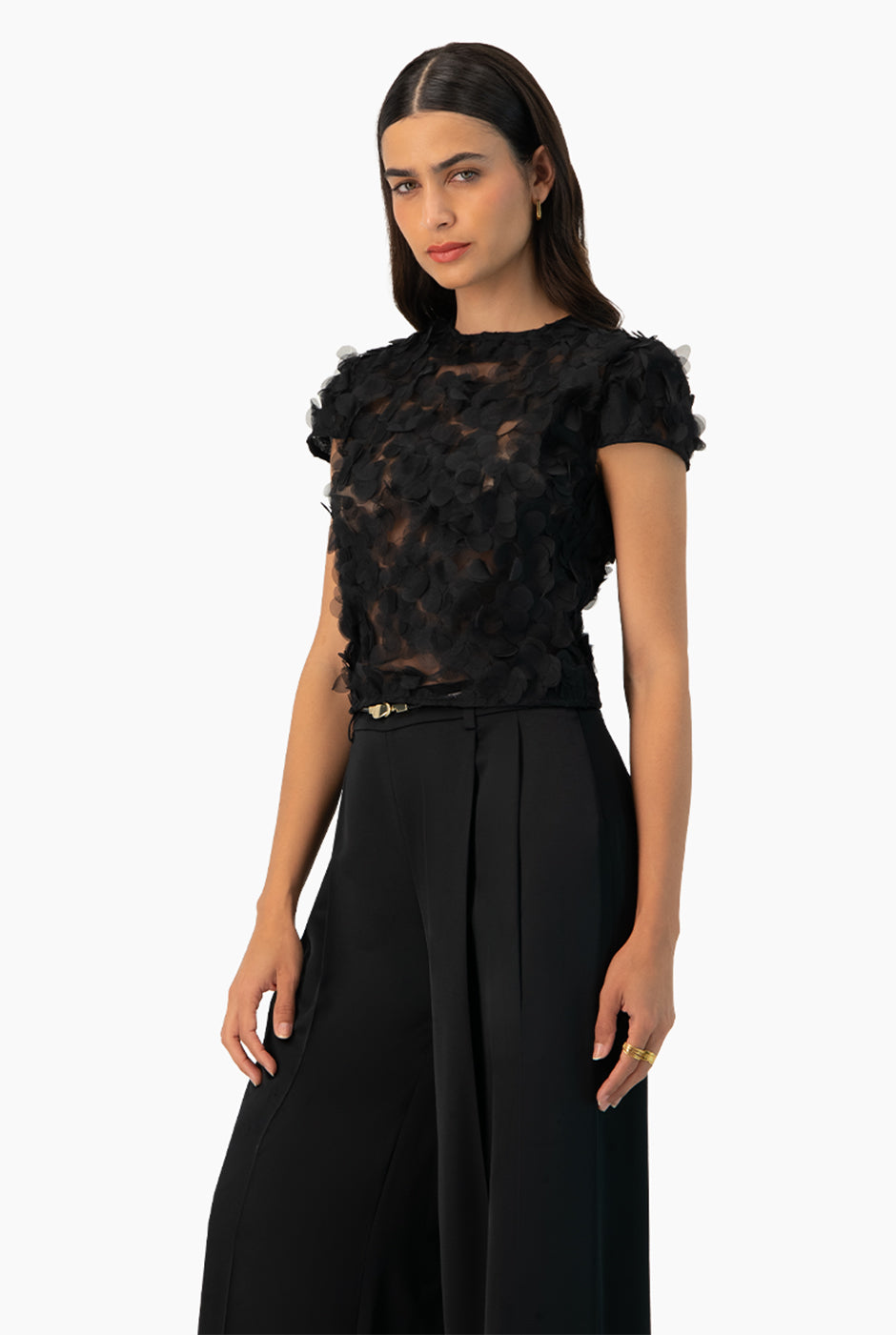 Blusa negra de gasa con apliques florales y cuello redondo