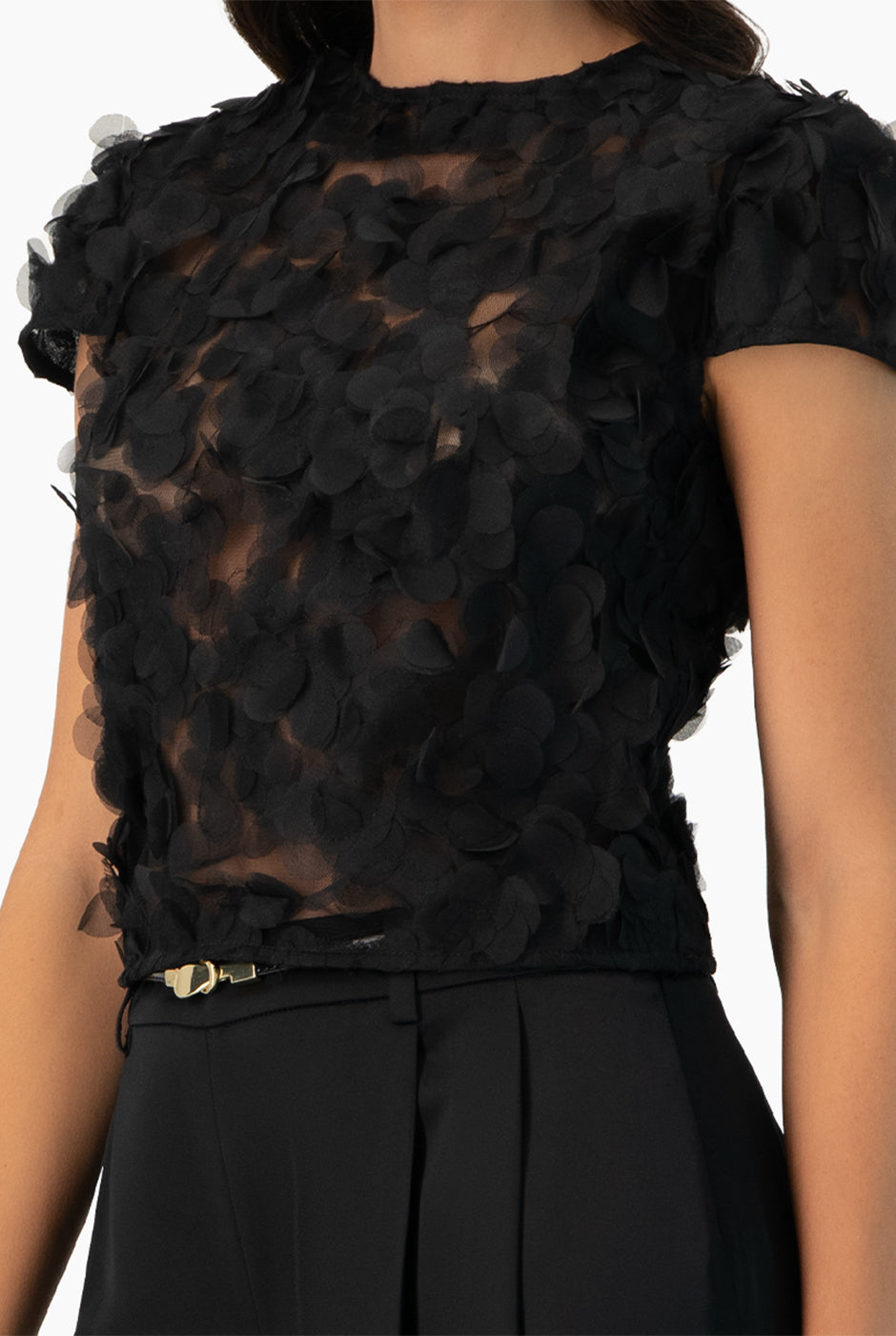 Blusa negra de gasa con apliques florales y cuello redondo
