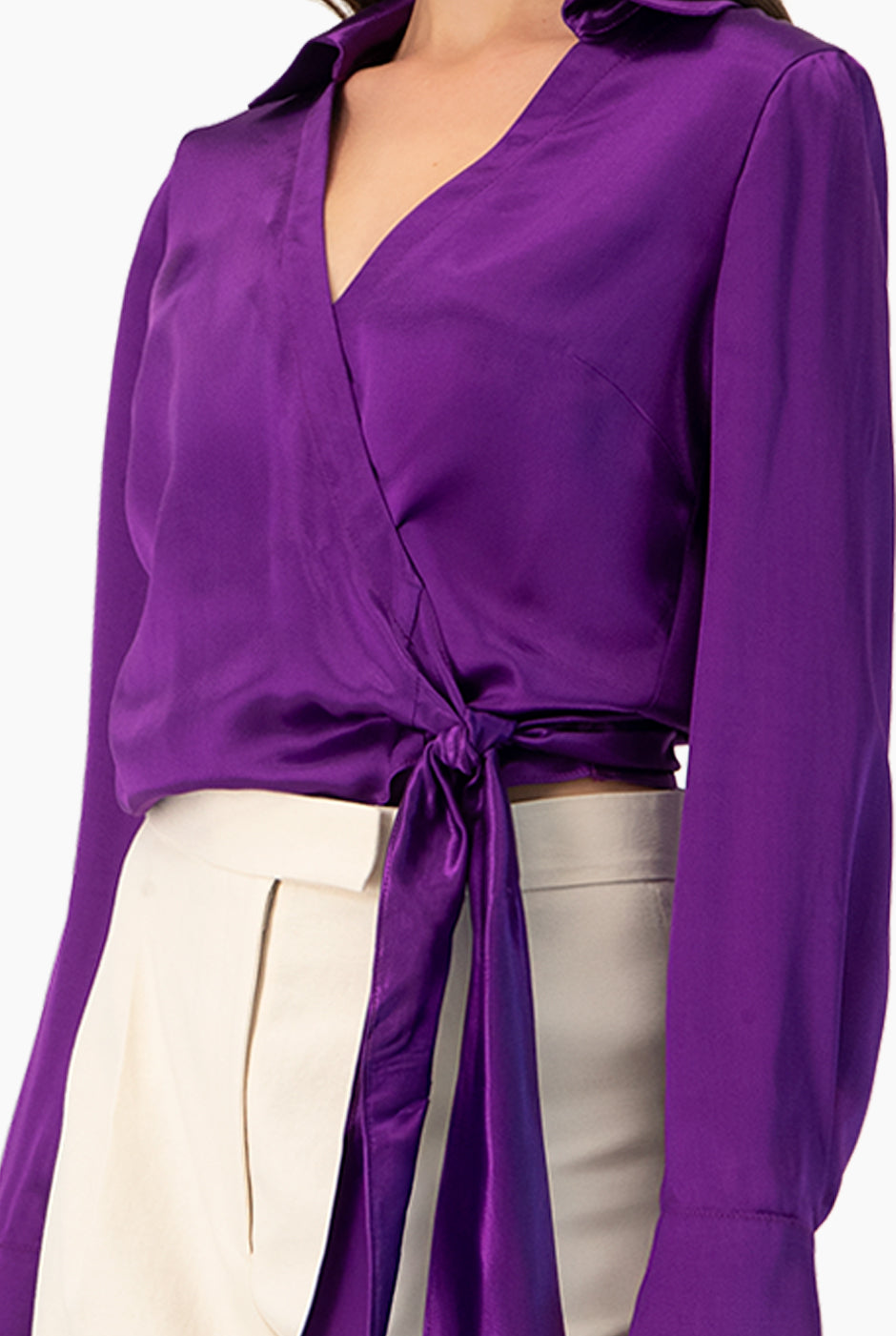 Blusa morada cruzada con amarre y mangas largas