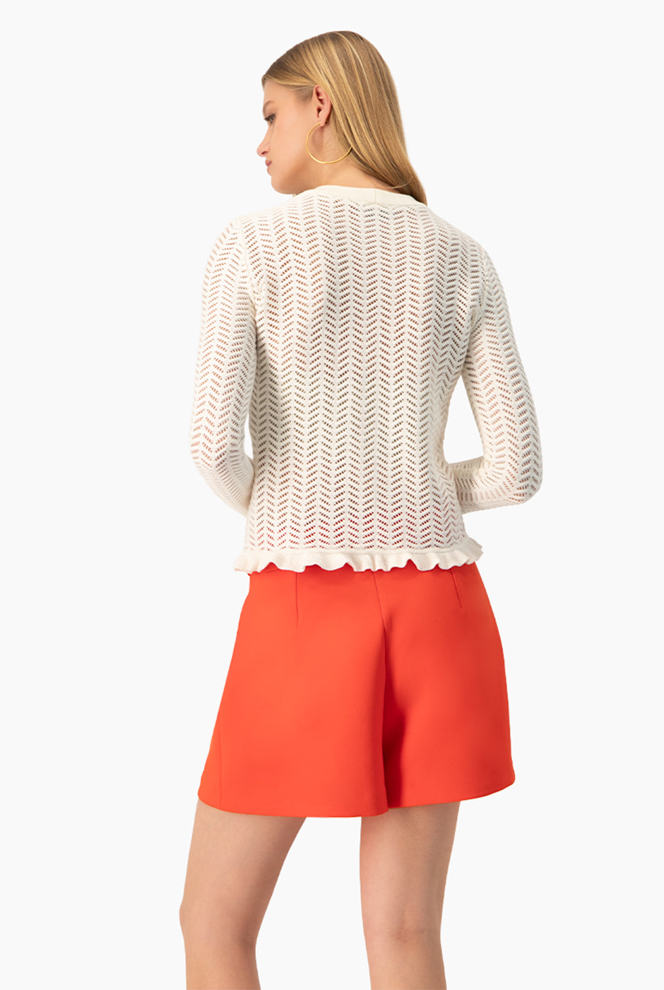 Blusa tejida marfil manga larga con olanes y cuello redondo