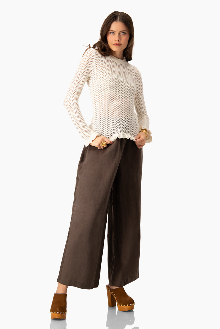 Blusa tejida marfil manga larga con olanes y cuello redondo