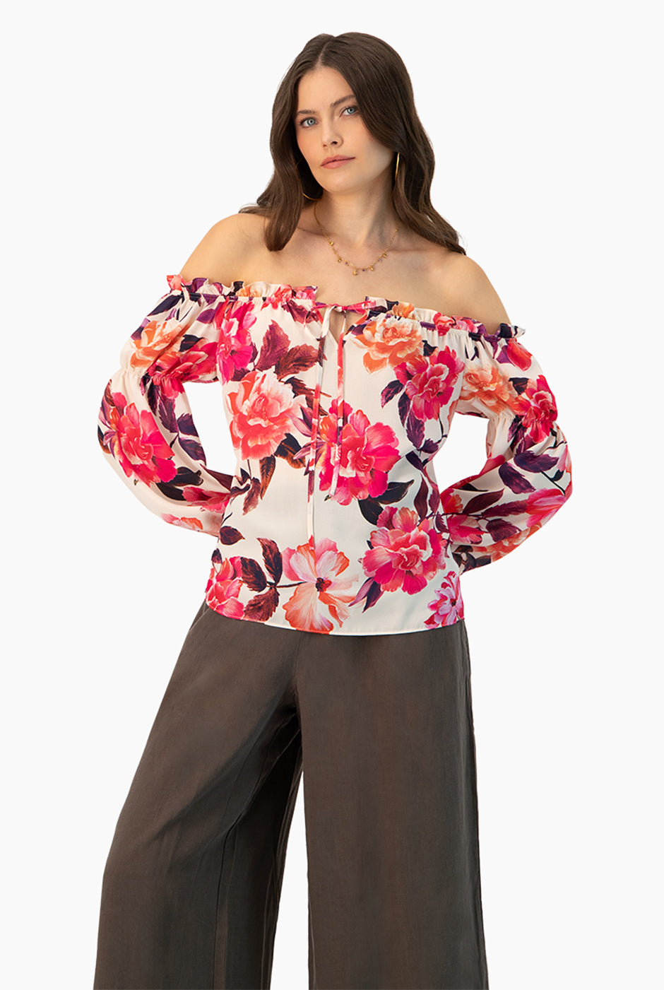 Blusa multicolor con estampado floral y hombros descubiertos