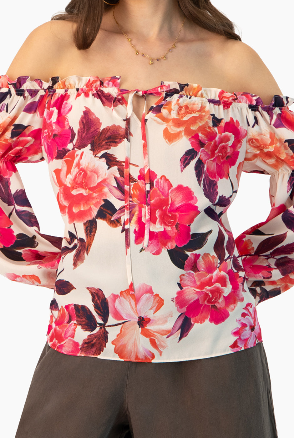 Blusa multicolor con estampado floral y hombros descubiertos