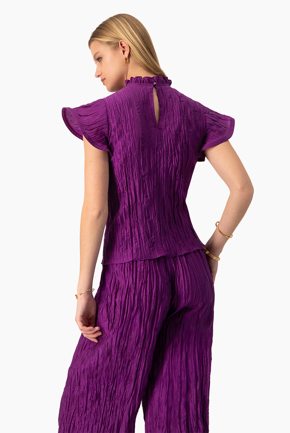 Blusa recta morada con textura plisada y cuello alto