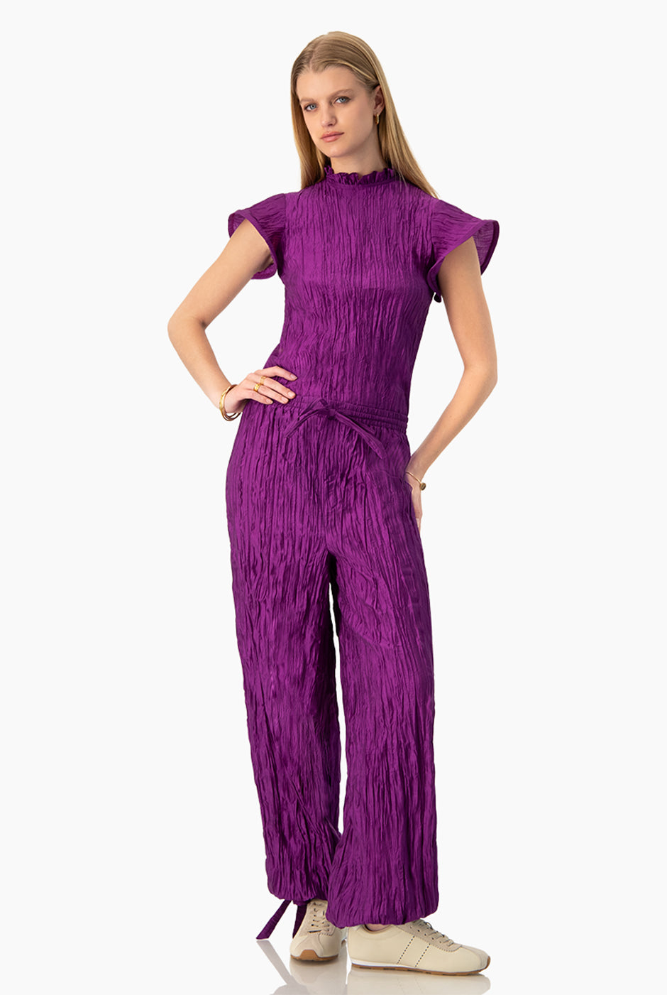 Blusa recta morada con textura plisada y cuello alto