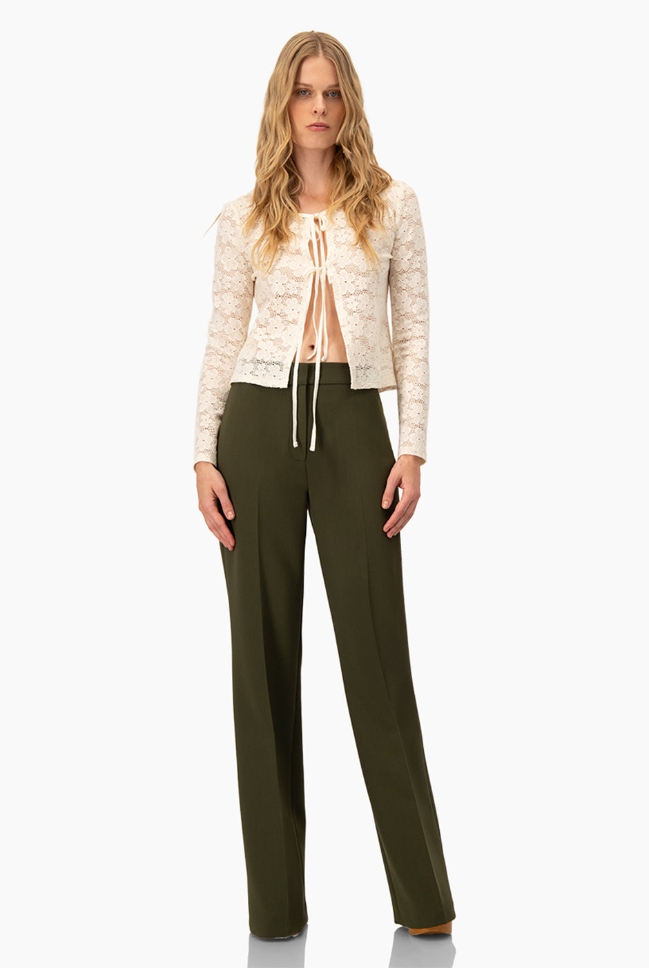 Blusa recta marfil tejida con lazos en el pecho