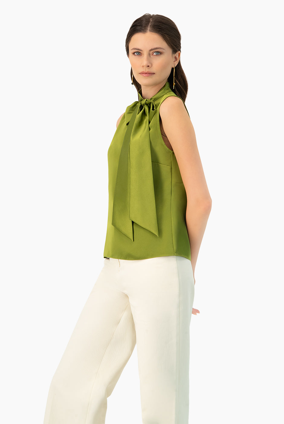 Blusa verde sin mangas con cinta en el cuello