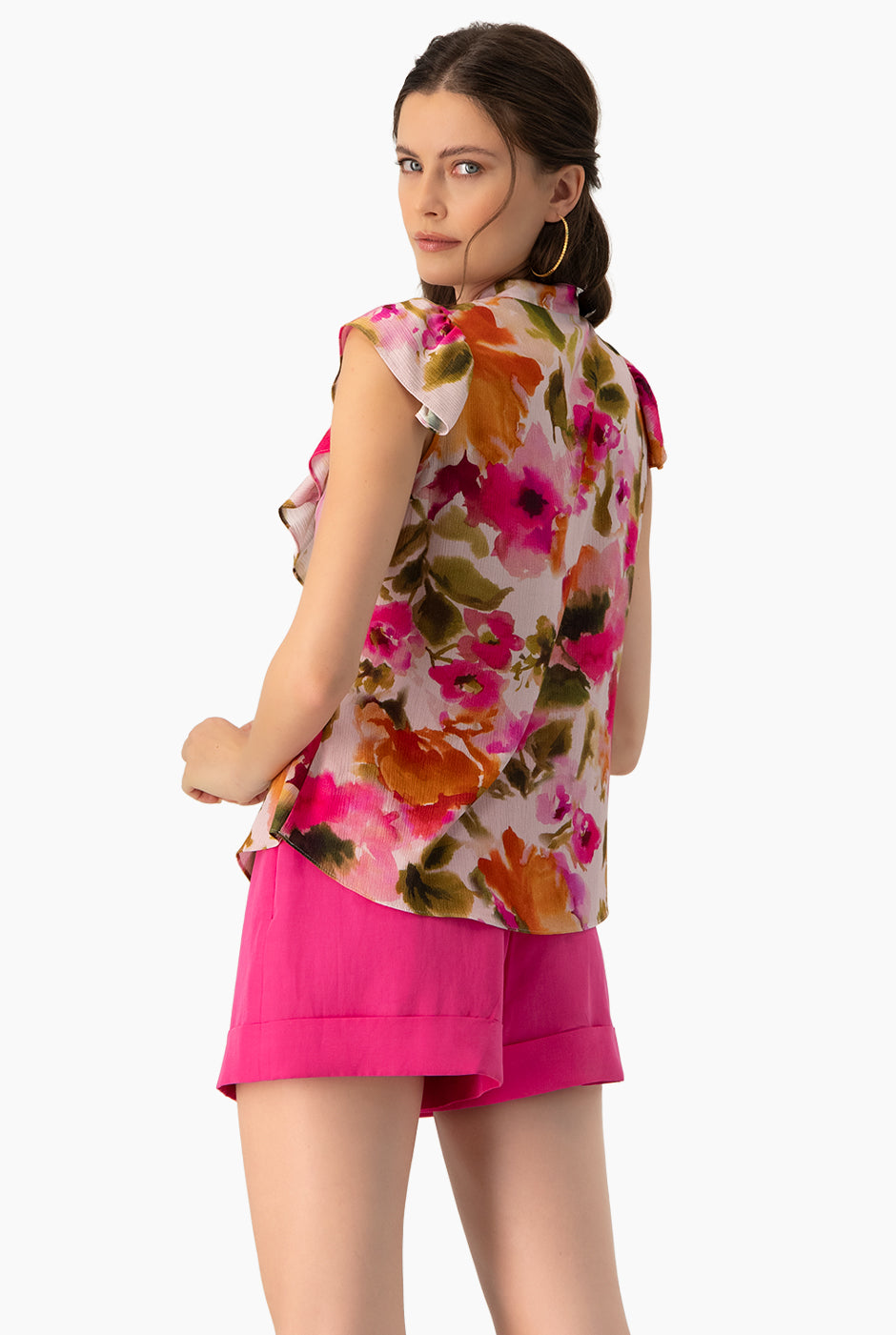 Blusa estampada multicolor sin mangas con olan y cuello alto