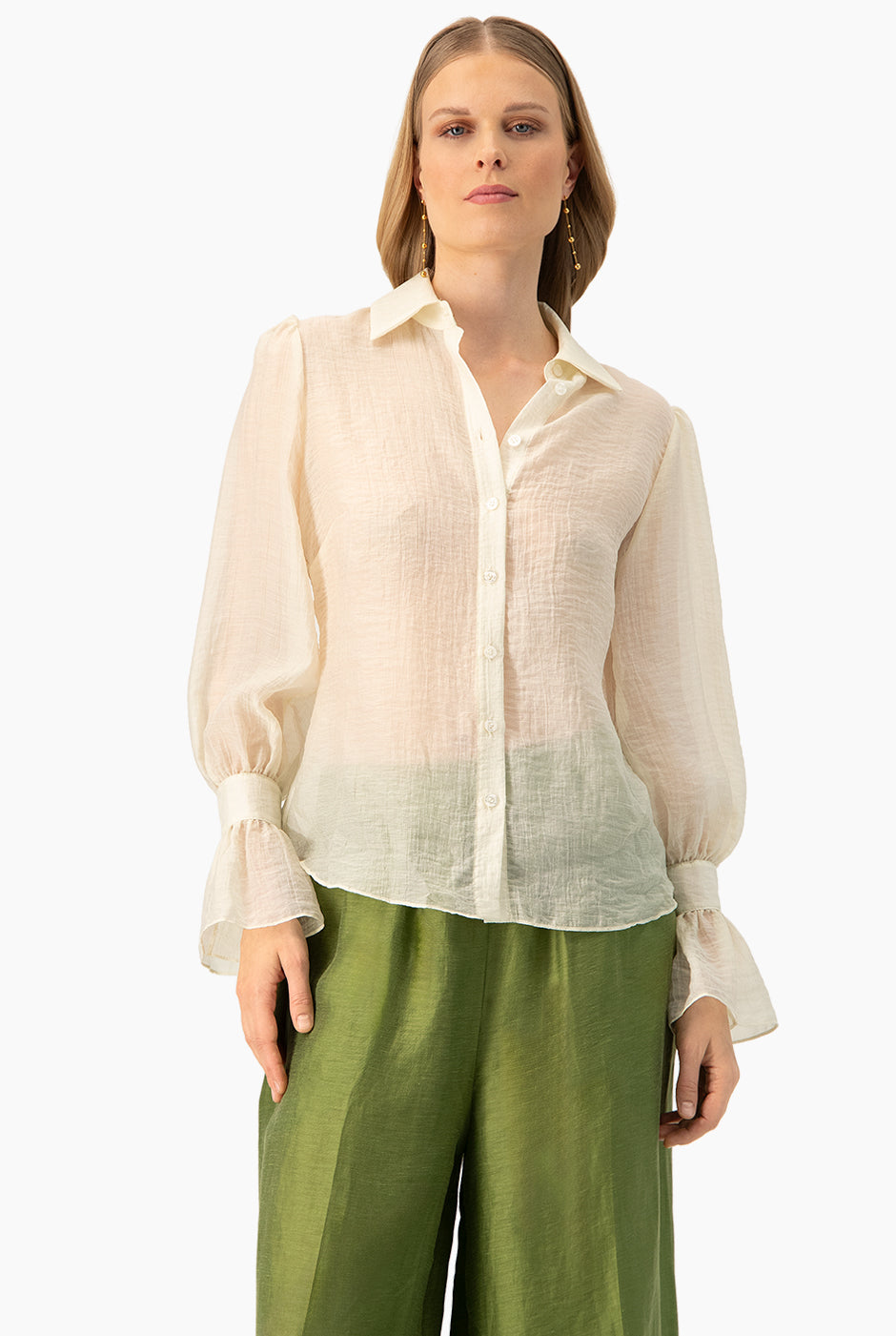 Blusa camisera marfil de manga larga con botones y puños