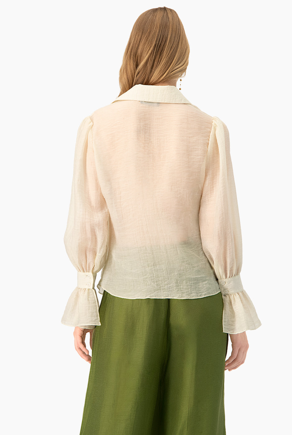 Blusa camisera marfil de manga larga con botones y puños