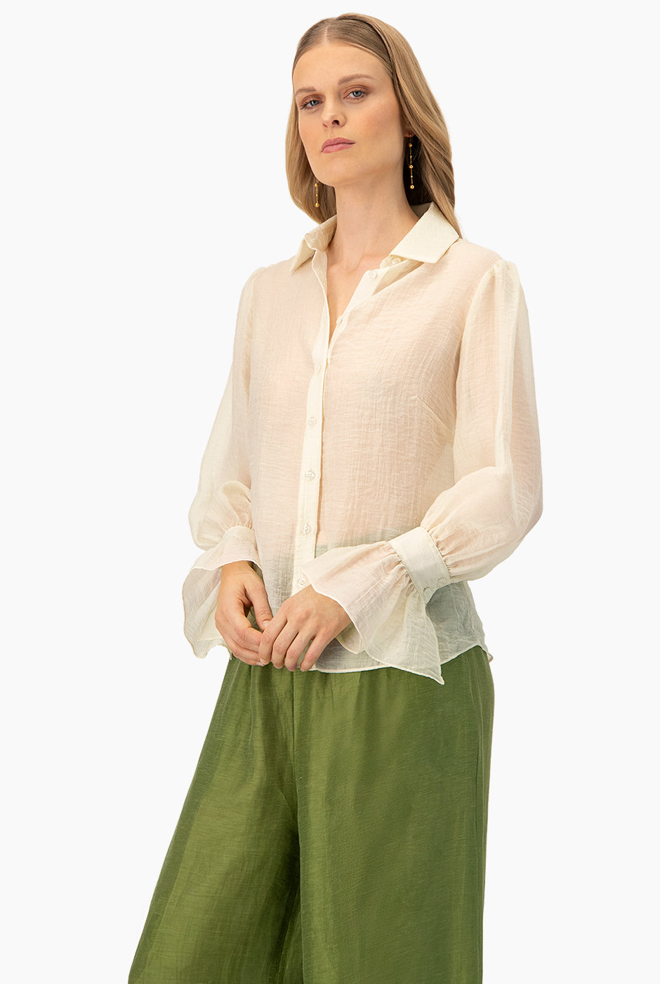 Blusa camisera marfil de manga larga con botones y puños