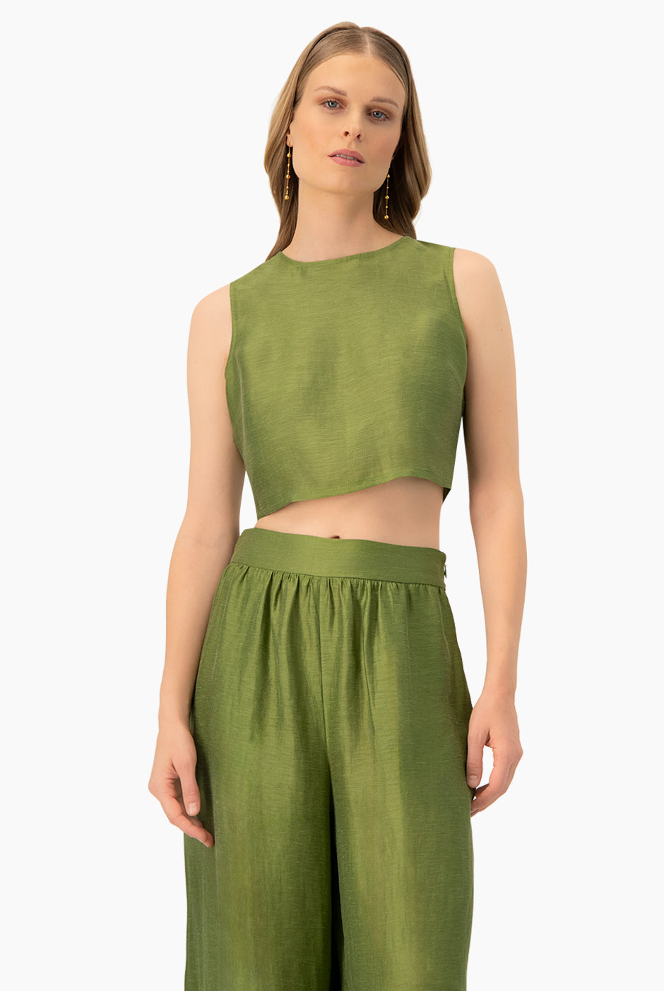 Blusa corta verde sin mangas con cuello redondo