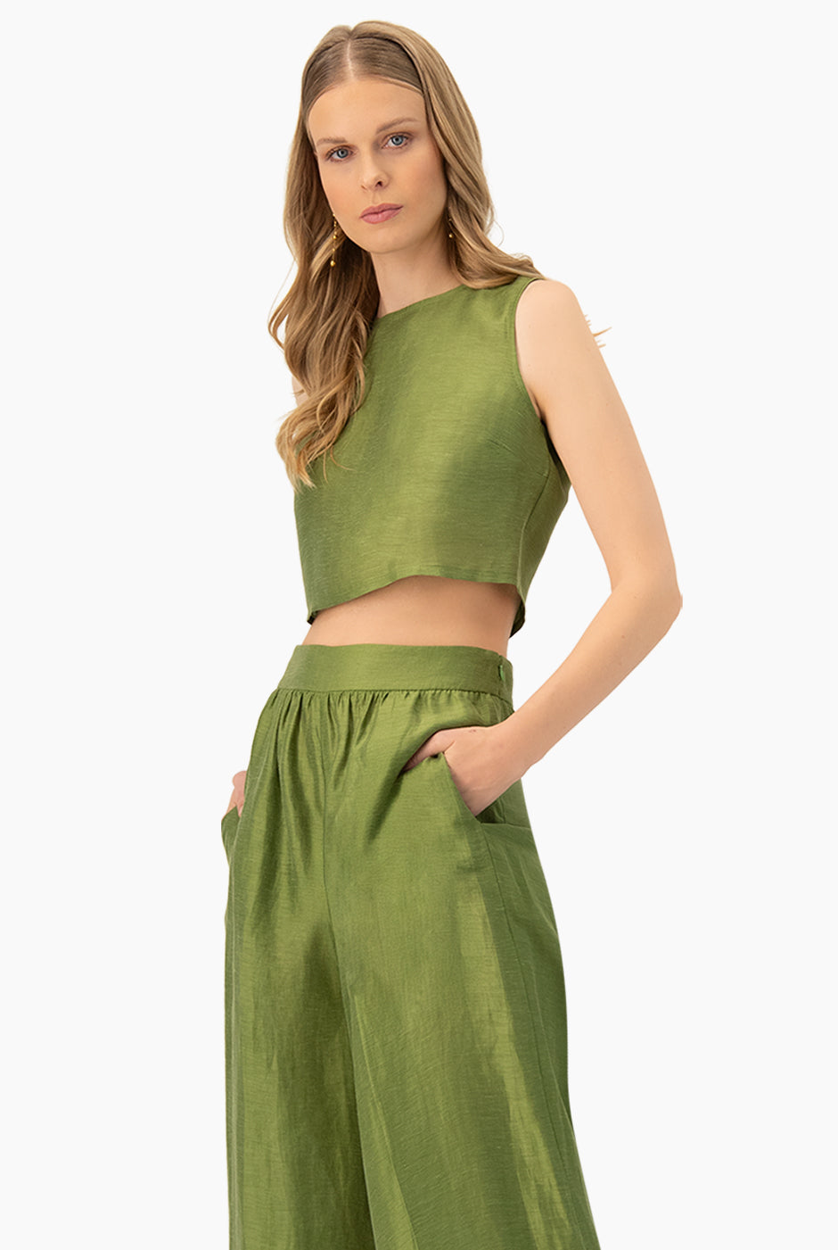 Blusa corta verde sin mangas con cuello redondo