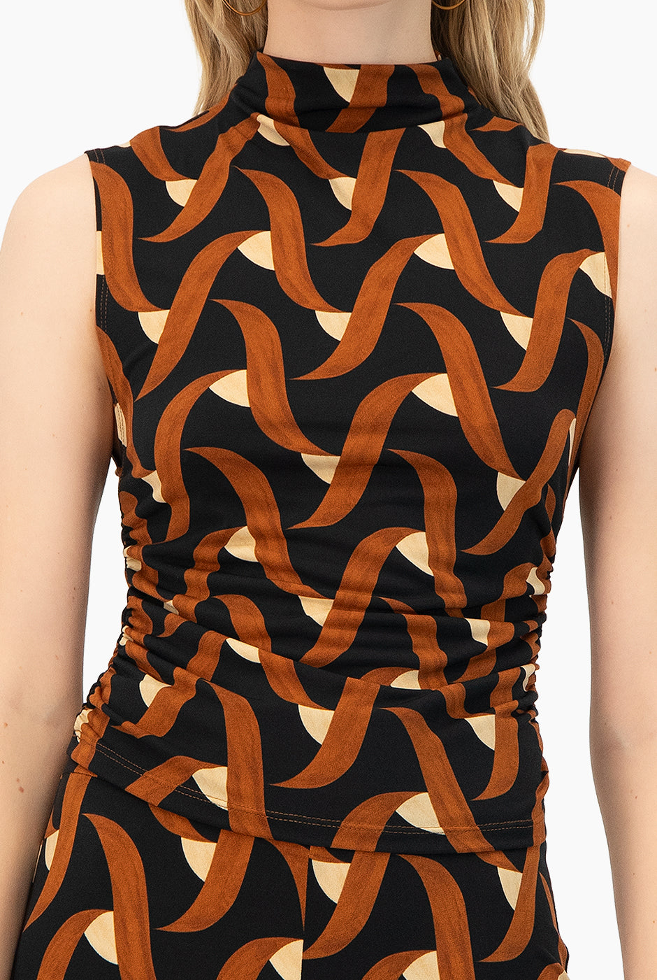 Blusa estampada fruncida multicolor sin mangas