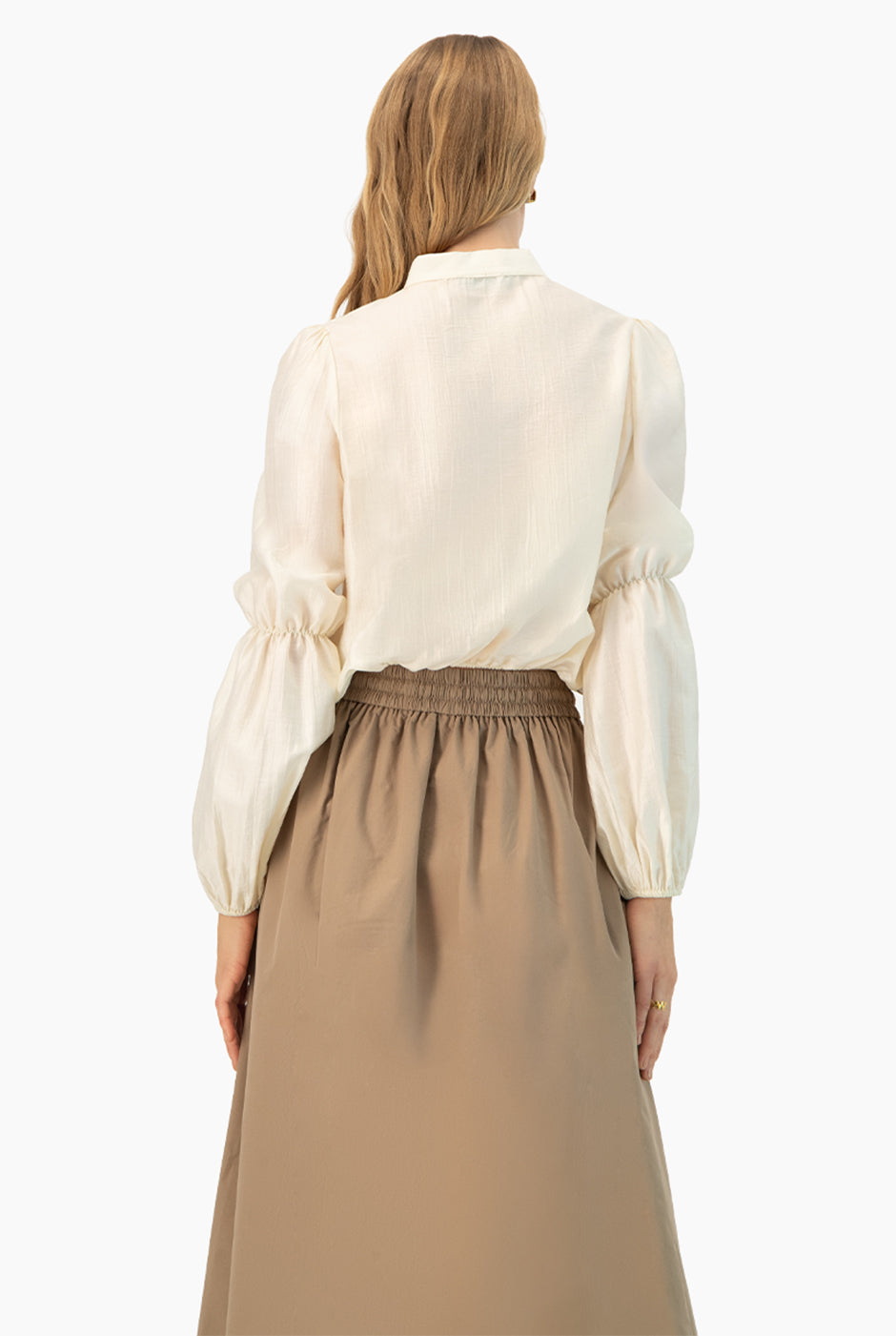 Blusa marfil con cinta en cuello y mangas largas