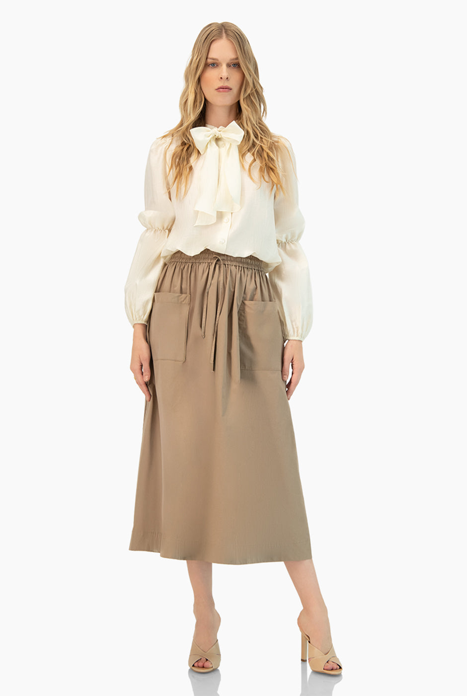 Blusa marfil con cinta en cuello y mangas largas