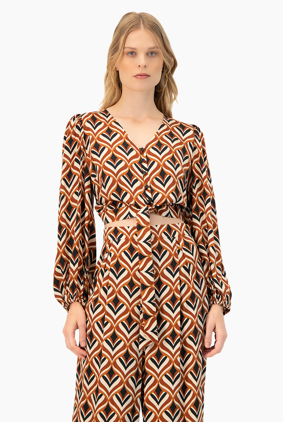 Blusa multicolor con escote en V y amarre, manga larga