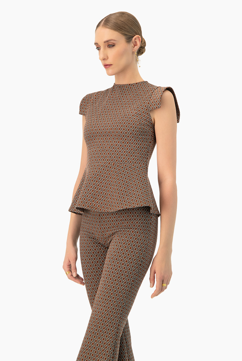 Blusa peplum café con estampado geométrico y manga simulada