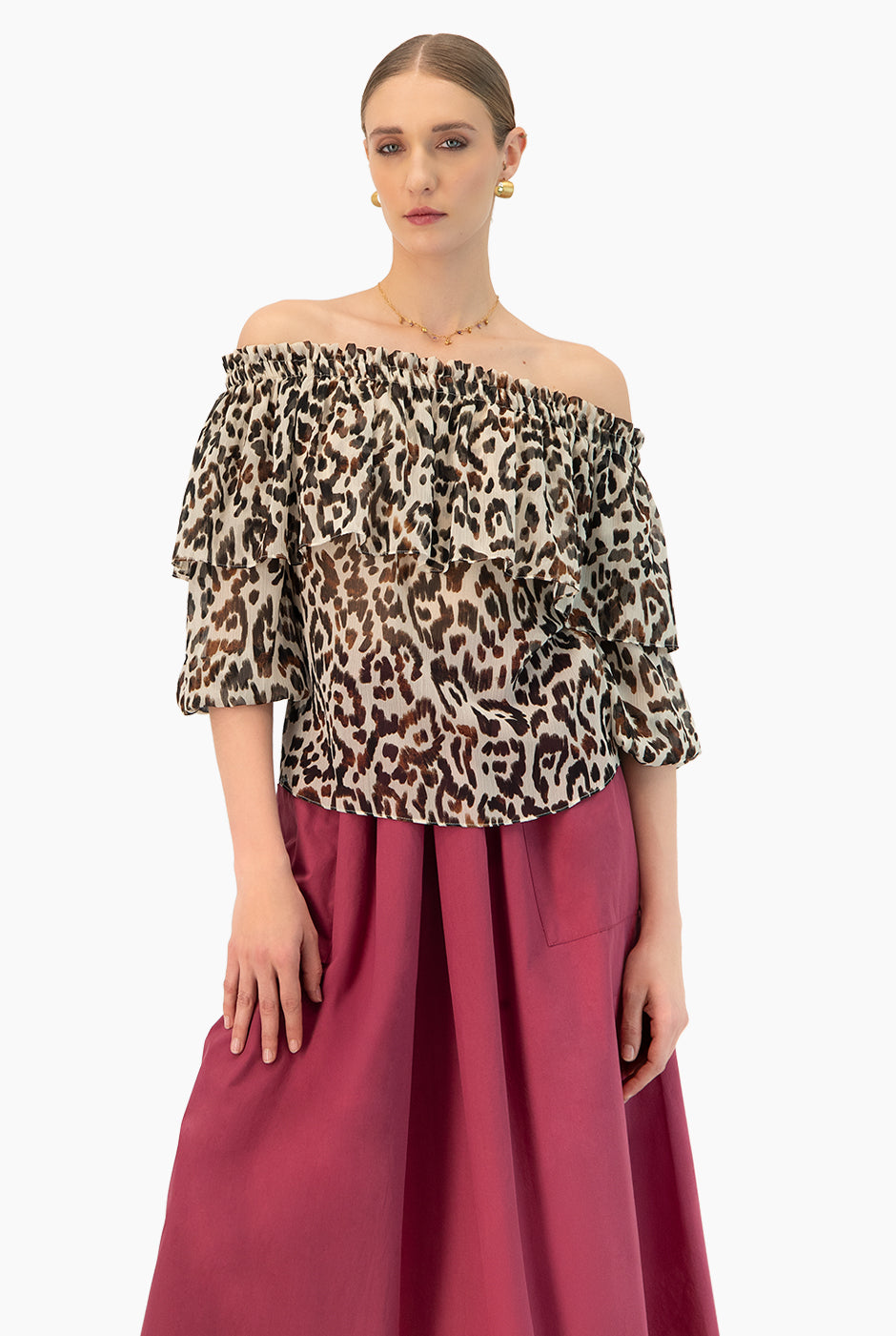 Blusa escote bardot café con estampado animal y mangas 3/4