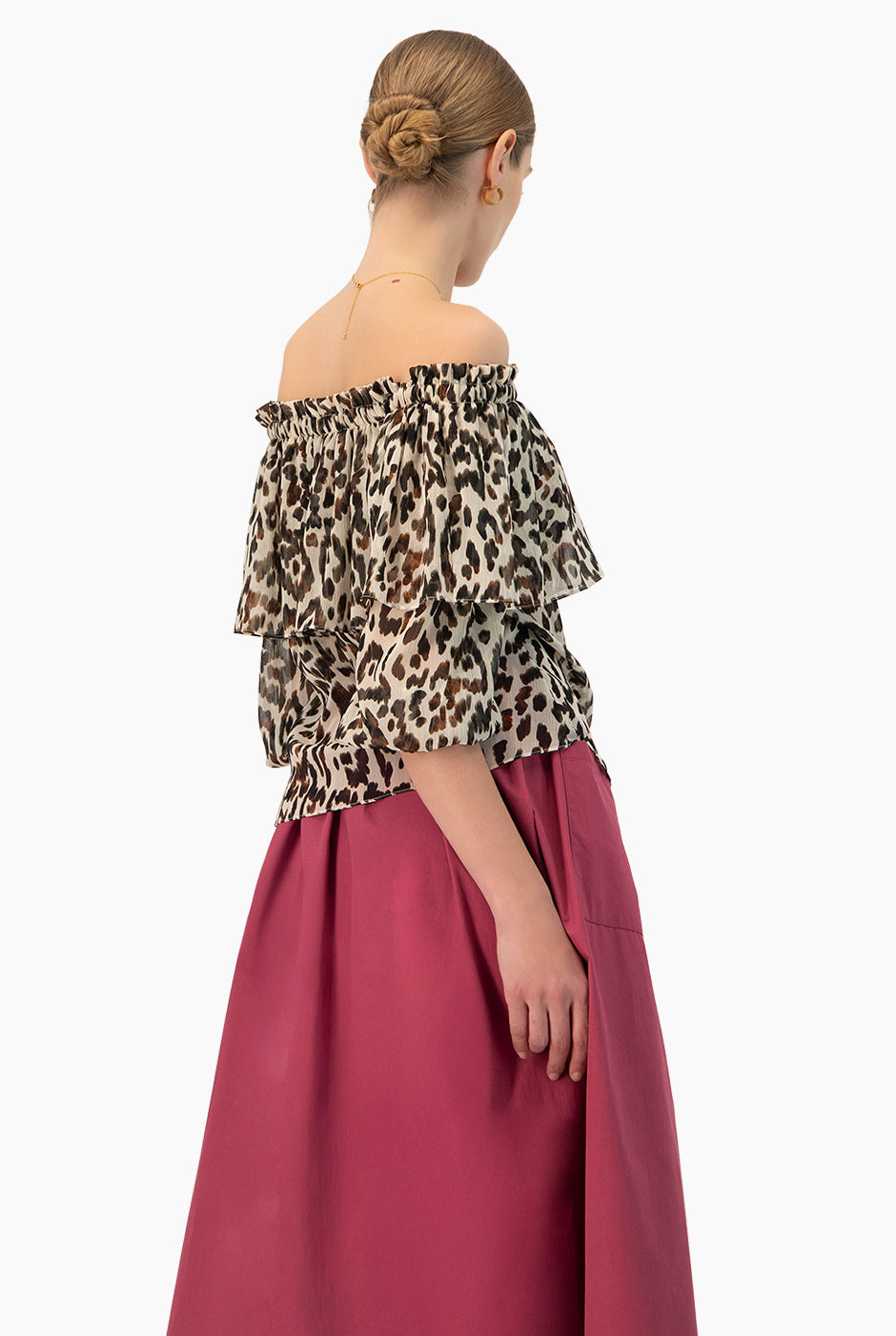 Blusa escote bardot café con estampado animal y mangas 3/4