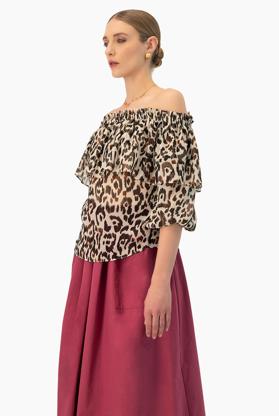 Blusa escote bardot café con estampado animal y mangas 3/4