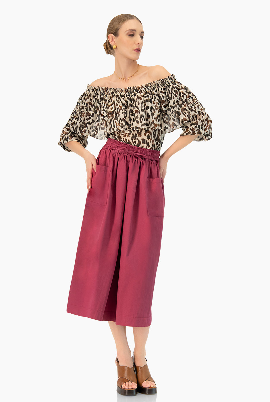 Blusa escote bardot café con estampado animal y mangas 3/4