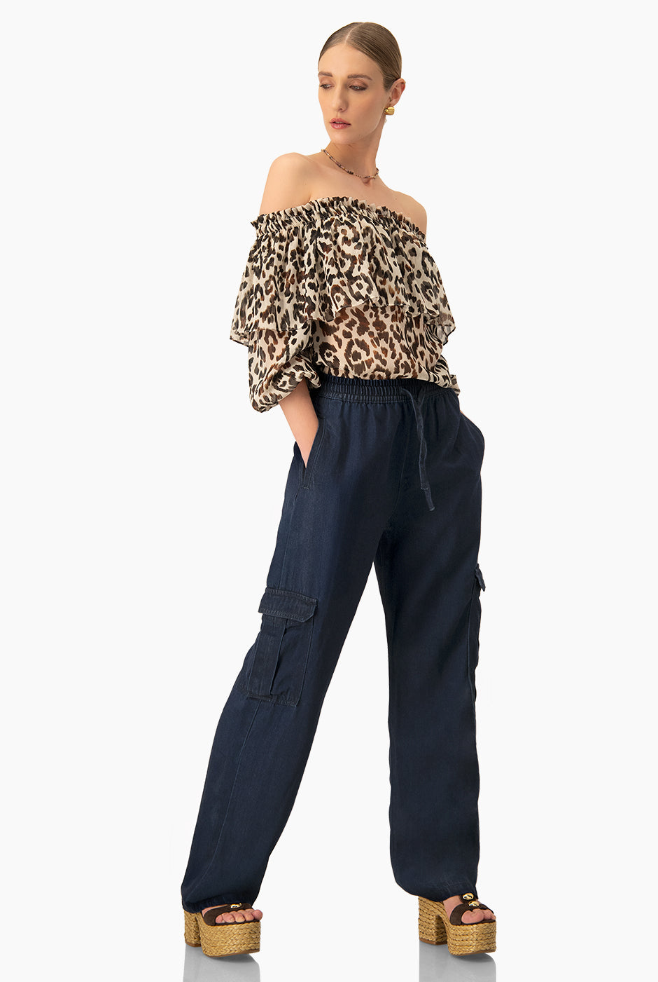 Blusa escote bardot café con estampado animal y mangas 3/4