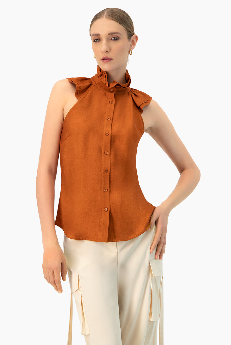Blusa café sin mangas con cuello alto y botones
