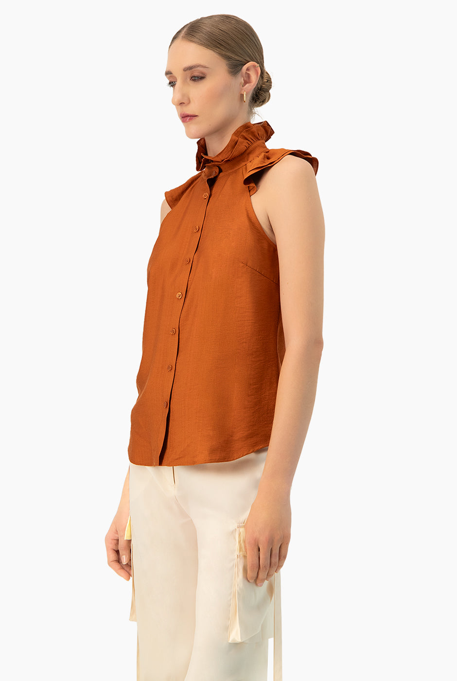Blusa café sin mangas con cuello alto y botones